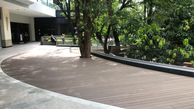 Deck en área comercial MEVE